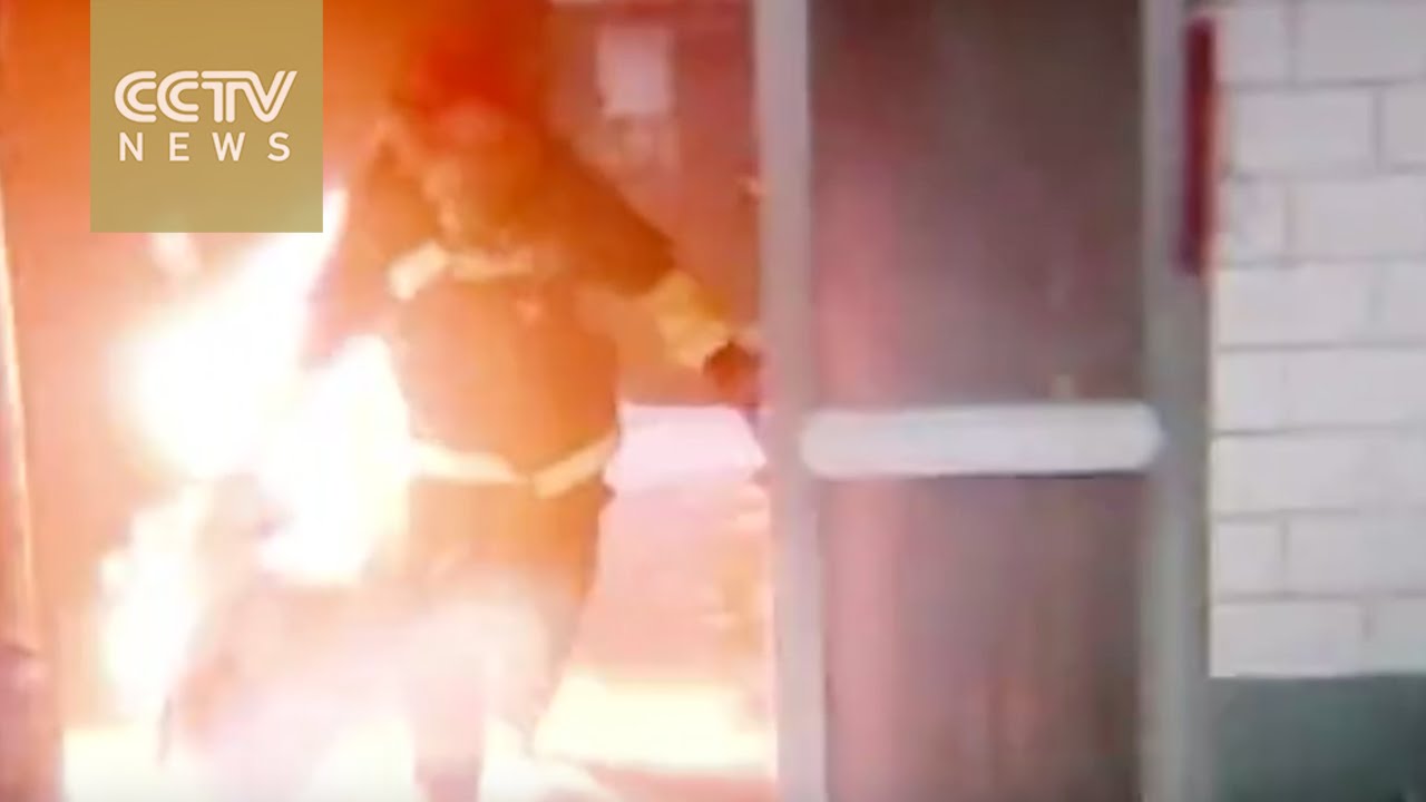 Firefighter risks life to extinguish house on fire