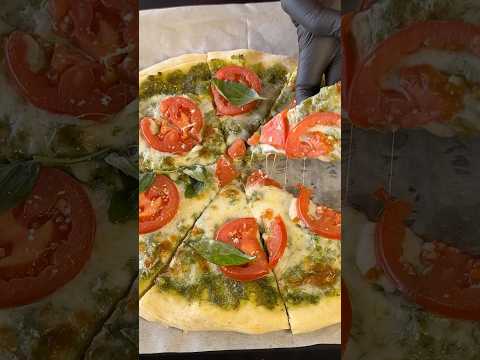 Homemade Pesto Pizza In 5 Minutes🏠🍕