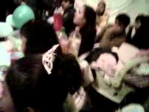 Luz maria mordiendo su pastel