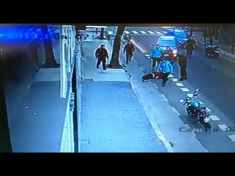 Video: Un policía lo mata en medio de la calle de una patada