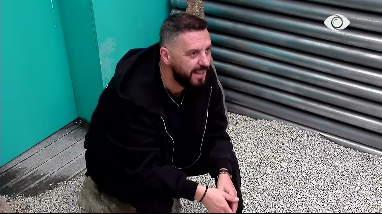 “Je qesharak”/ Miri diskuton me Mateon, banori qesh