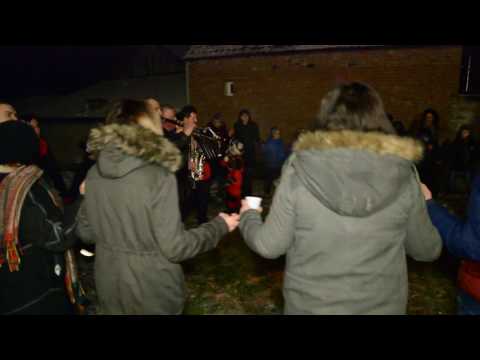 Dubasii din Satul Tisa cantand in jurul focului Craciun 2016