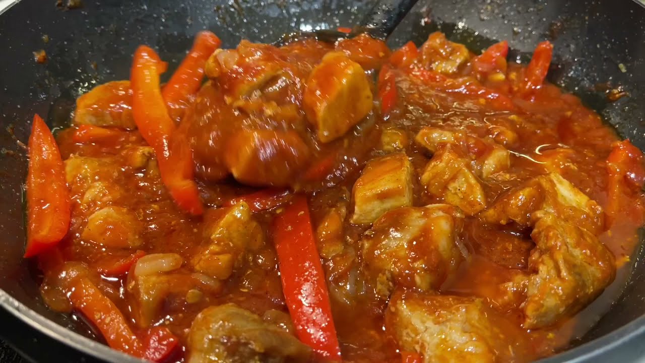 Говядина тушеная с болгарским перцем. Говядина тушеная с грибами. Мясо с перцем болгарским. Свинина в кисло-сладком соусе с овощами. Говядина с болгарским перцем.
