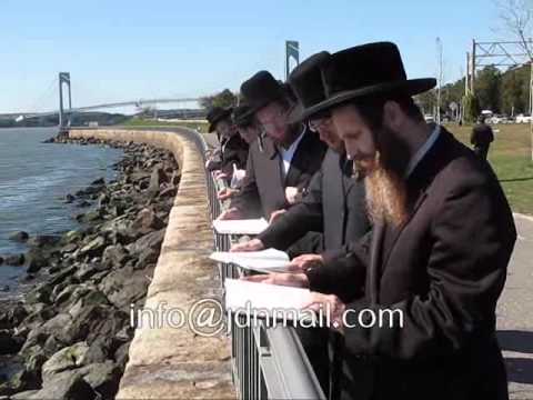 Rabbi Klein Of Ungvar @ Tashlich 5772