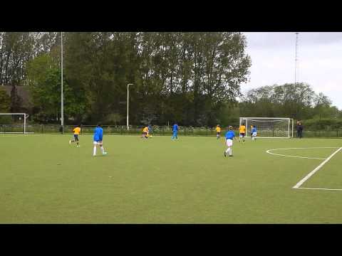 VVJ schuift de bal voorlangs.