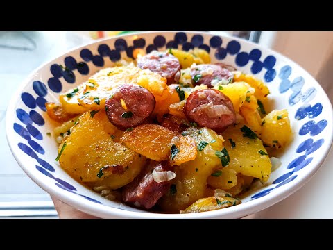 Kako se pravi Krumpir s kobasicama i lukom u tavi - Brzo i ukusno