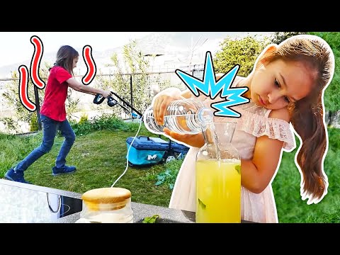 Video für Kinder Lustige Geschwister. Spielspaß mit Selin und Arseny. Frische Limonade für Arseny.