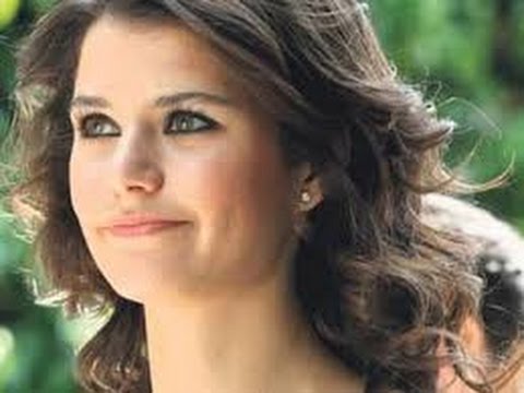 Beren Saat'in planları arasında evlilik yok! (Marriage is not incuded in Beren Saat's plans