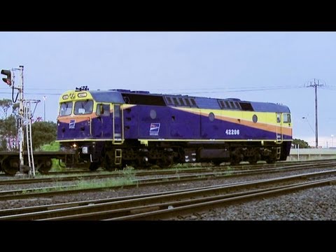 Diesel locomotive 42206 shunts a freight train - PoathTV Railroads and Trains in Australia part 6