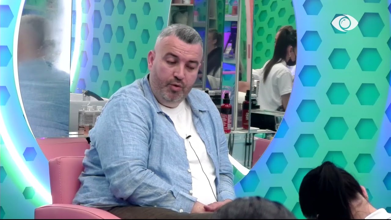 Selin dhe Juela lexojnë ftesën e dasmës të Brikenës dhe Mateos