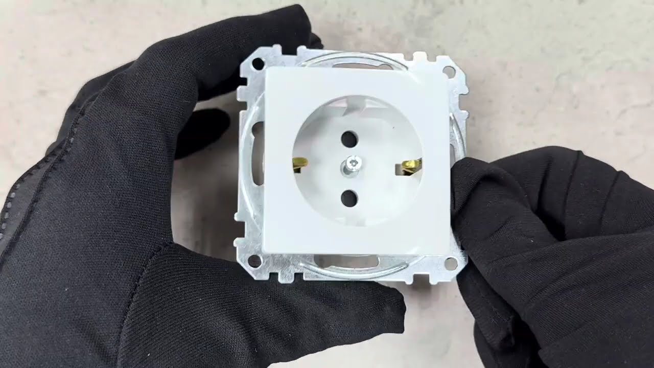 Розетка одинарная с/з со шторками SCHNEIDER Sedna Design белый SDD111022