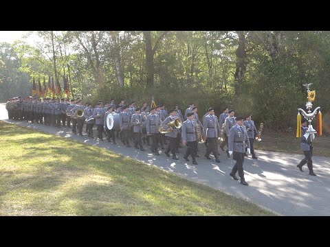 Entry of honor formation PzLehrBrig 9 with regimental salute in Munster