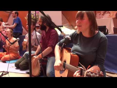 Summer retreat 2016, kiirtan by Sananda