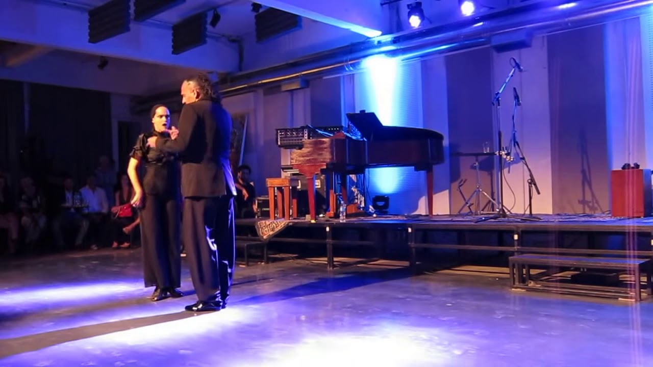 32 Eduardo Cappussi and Mariana Flores