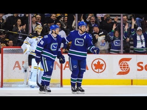 Jannik Hansen beats Rask from center ice