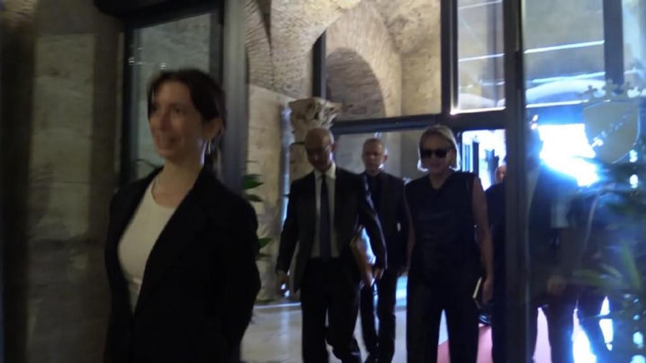 Sharon Stone e Gualtieri in Campidoglio affacciati dal balcone con vista Fori Imperiali