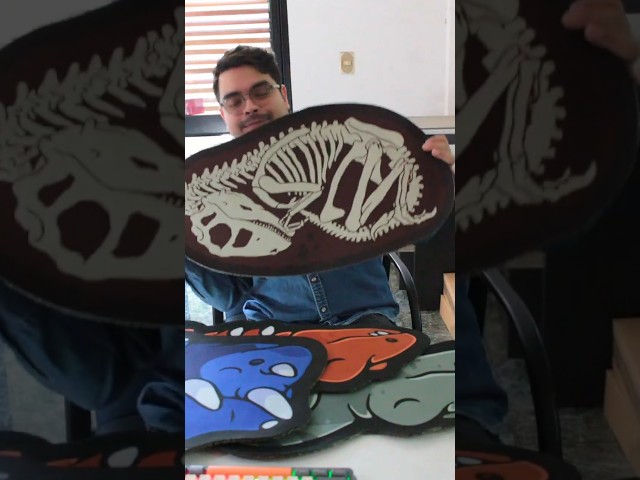 Vídeo relacionado con Tapete para Cubierta de Escritorio con Patrón de Mapa Mundial de Dinosaurios Espaciales Coloridos - Alfombrilla de Escritura y Estera Secante