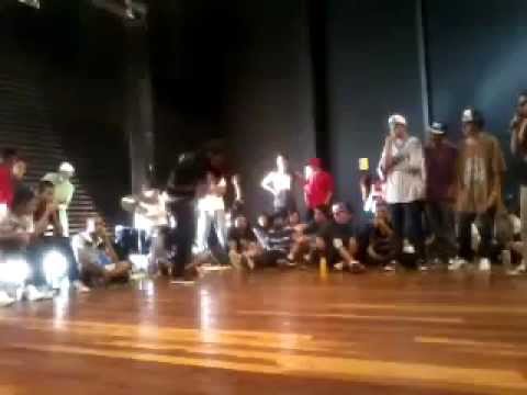 Vitim ( Family Flava ) vs Hugo ( Floor Riders ) Samples Street - Footwork