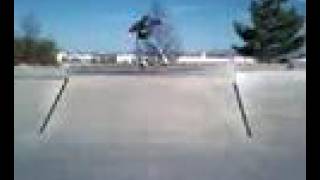 preview picture of video 'Brandin skating a ledge at Gville skatepark Nov.6, 07'