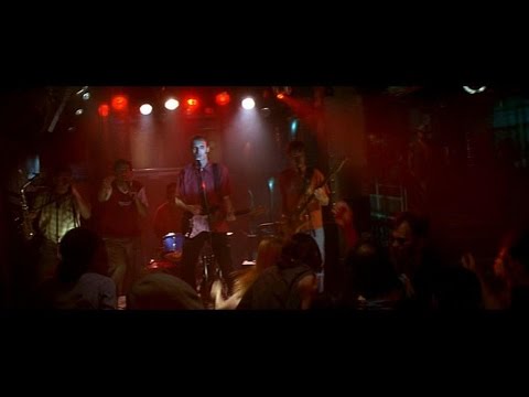 AleX et les PiéTonS / Qu'est ce que c'est? dans le film l incruste 2003