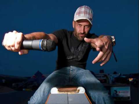 ali en - v mestu nekaj dogaja + lyrics