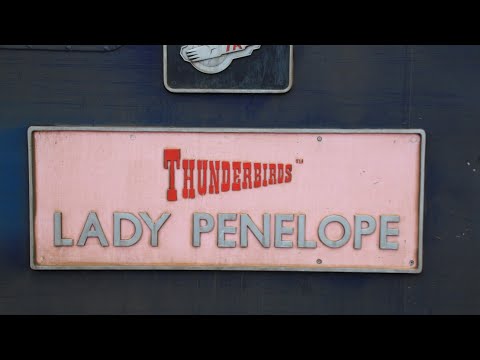 Thunderbirds Are Go! 57307 Lady Penelope & 66108 clean the rails of leafs