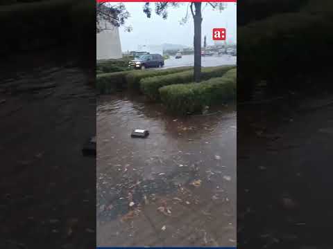 📻 #Nacional | Exterior del Mall Plaza Sur inundado tras fuertes lluvias en la Región Metropolitana