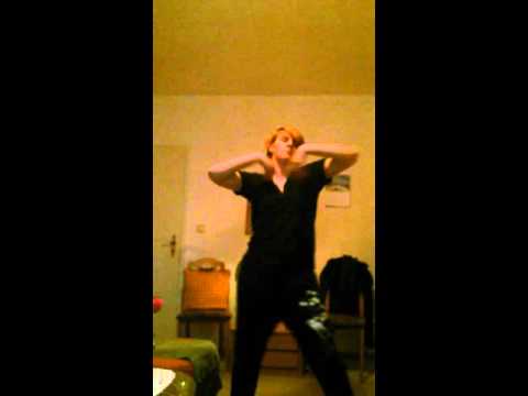 Zara tanzt auf ihre eigene Masche ;D