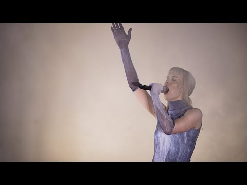 Lyra Pramuk live at Volksbühne ft. Kianí del Valle and Nana