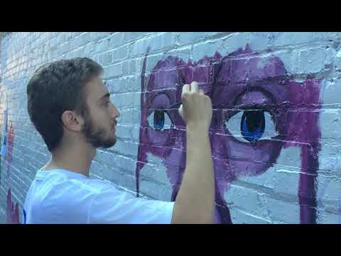 Alex Rothschild works on his painting “Dream Big” as part of DSI’s Art Alley on Sept. 14.