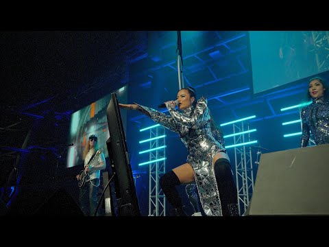 Live Electronic Music Concert with Aerial Acrobatics Amazes Audience at Vancouver Award Show