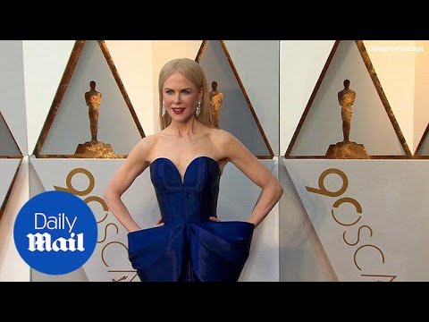 Nicole Kidman in strapless navy gown at the 2018 Oscars - Daily Mail
