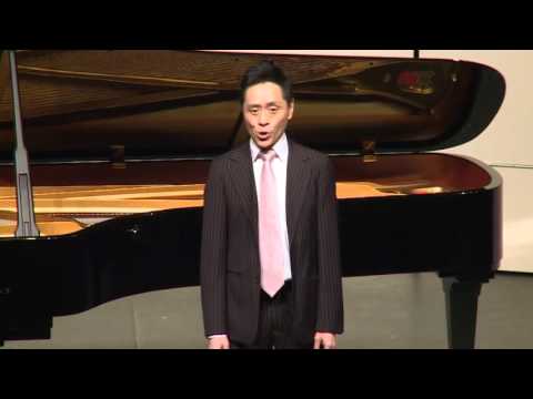 Ronald Lam singing "Alma del core"