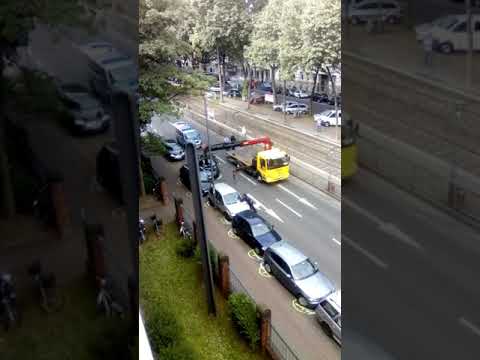 Abtransport eines BMW mit Flügeltüren nach missglückten Überholversuch