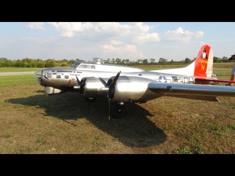 Giant B-17 Flying Fortress RC Model @ Warbird meeting Bockfließ