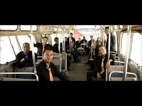 Maykel Blanco y su Salsa  Mayor Debajo de la balacera (En vivo)