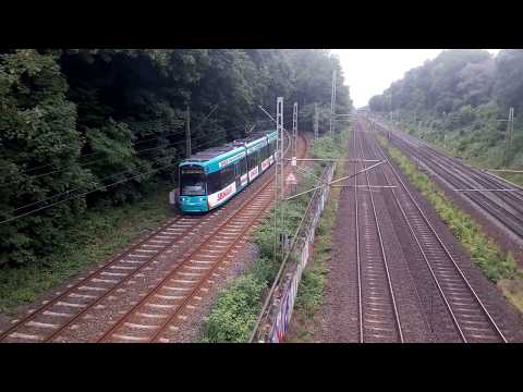 Eine Straßenbahn neben der Main-Neckar Bahn