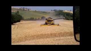 preview picture of video 'Moissons 2012 blé (harvest) avec PROTOTYPE New holland CR 9070'