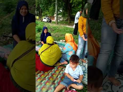 El fawwaz s. R lg makan ice cream..