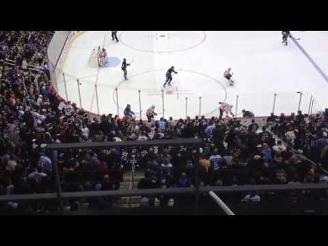 Sidney Crosby scores versus Philadelphia Flyers