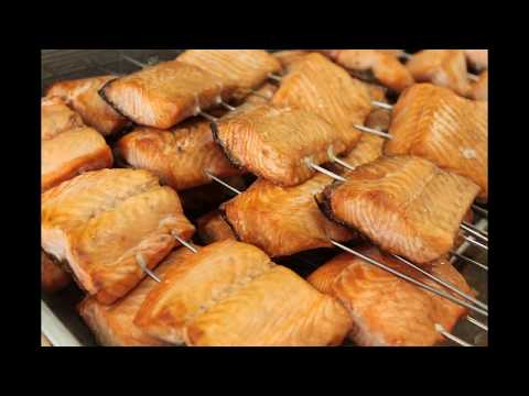 El "Salmón Yakizuke" es un plato local de Murakami elaborado marinando salmón de temporada de otoño en salsa de soja dashi.