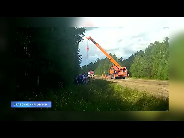 В Заларинском районе перевернулся бензовоз