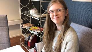 Linn från Garnaffären visar hur man syr ihop ett färdigt plagg.