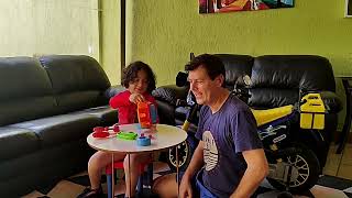 Enrico mecnico brincando com sua moto e carrinhos.