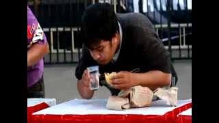 preview picture of video 'IBUL LOMBA MAKAN BURGER'