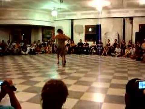  Tete Pedro Rusconi  and  Victoria Vieyra  are  dancing  to  the  tango  "  Amarras  "
