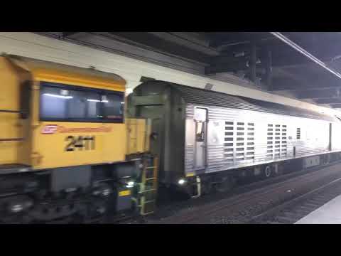 2485H+2411 Work P986 Spirit of the Outback through Central on the final few mins to Roma Street.