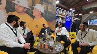 הפרשן מנדי אונגר בשיחה עם צוות Handyequip, בתערוכת העסקים של סקבר