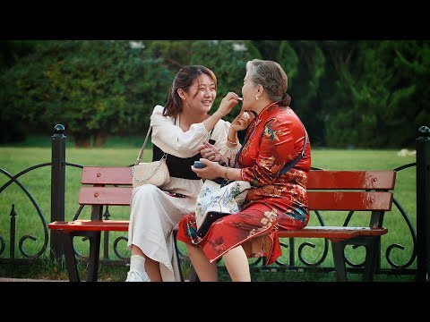 “我幫您塗”看到老人因手抖而塗不好口紅，女孩主動提出幫助