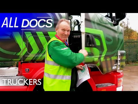 Trucker Helps Member Of The Public | Truckers: Season Three | All Documentary